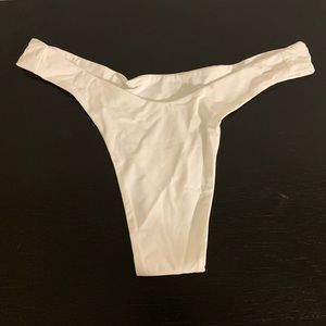 437’s Kenzie bottoms in white